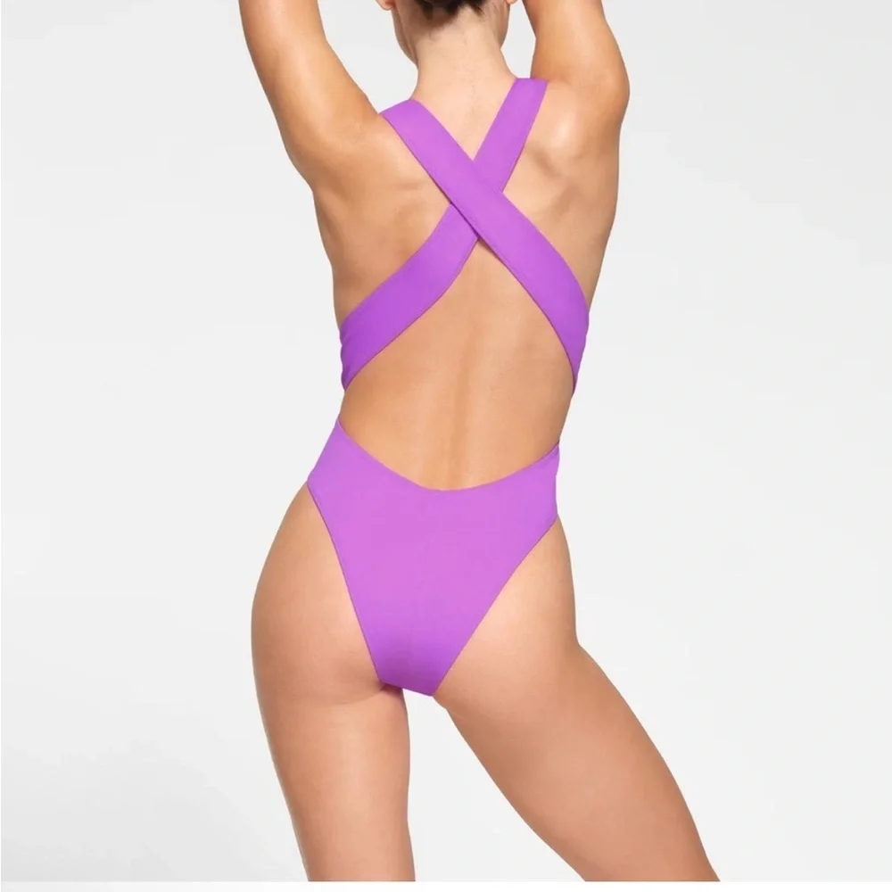 Sw41. 💜 SKIMS SIGNATURE SWIM PLUNGE CUT OUT MONOKINI SWIMSUIT VIOLET 4X nwt